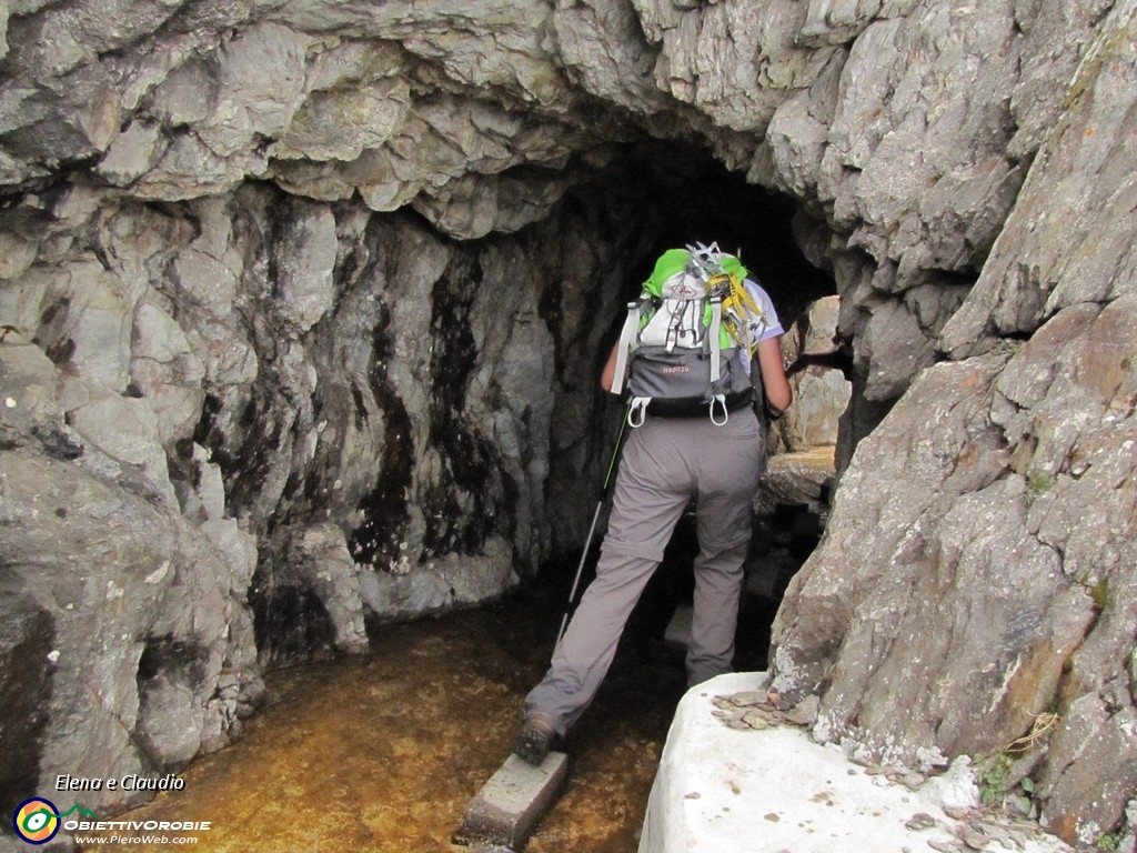 16 Passaggio nella grotta.JPG